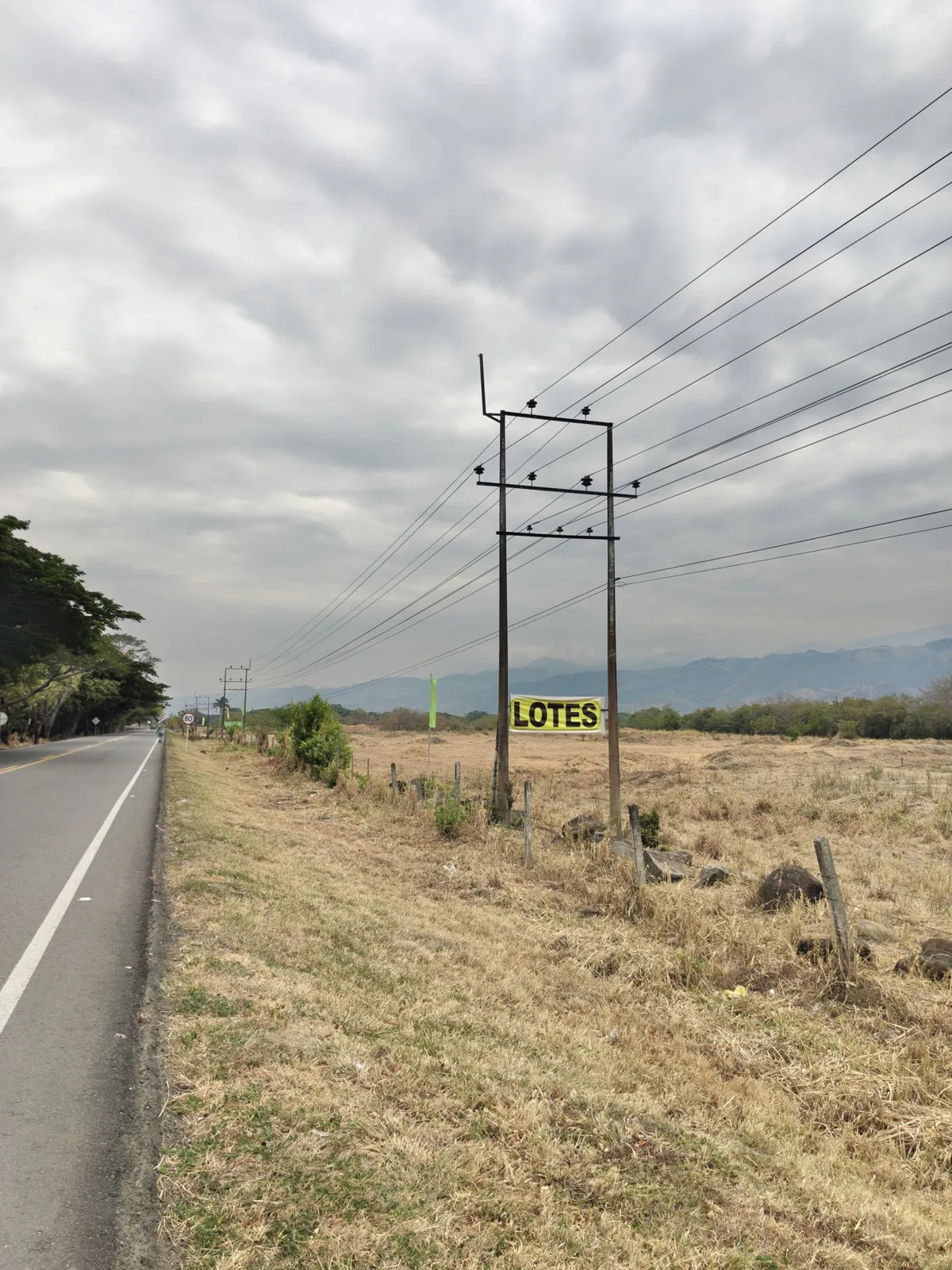 Carretera junto al terreno y señal de lotes