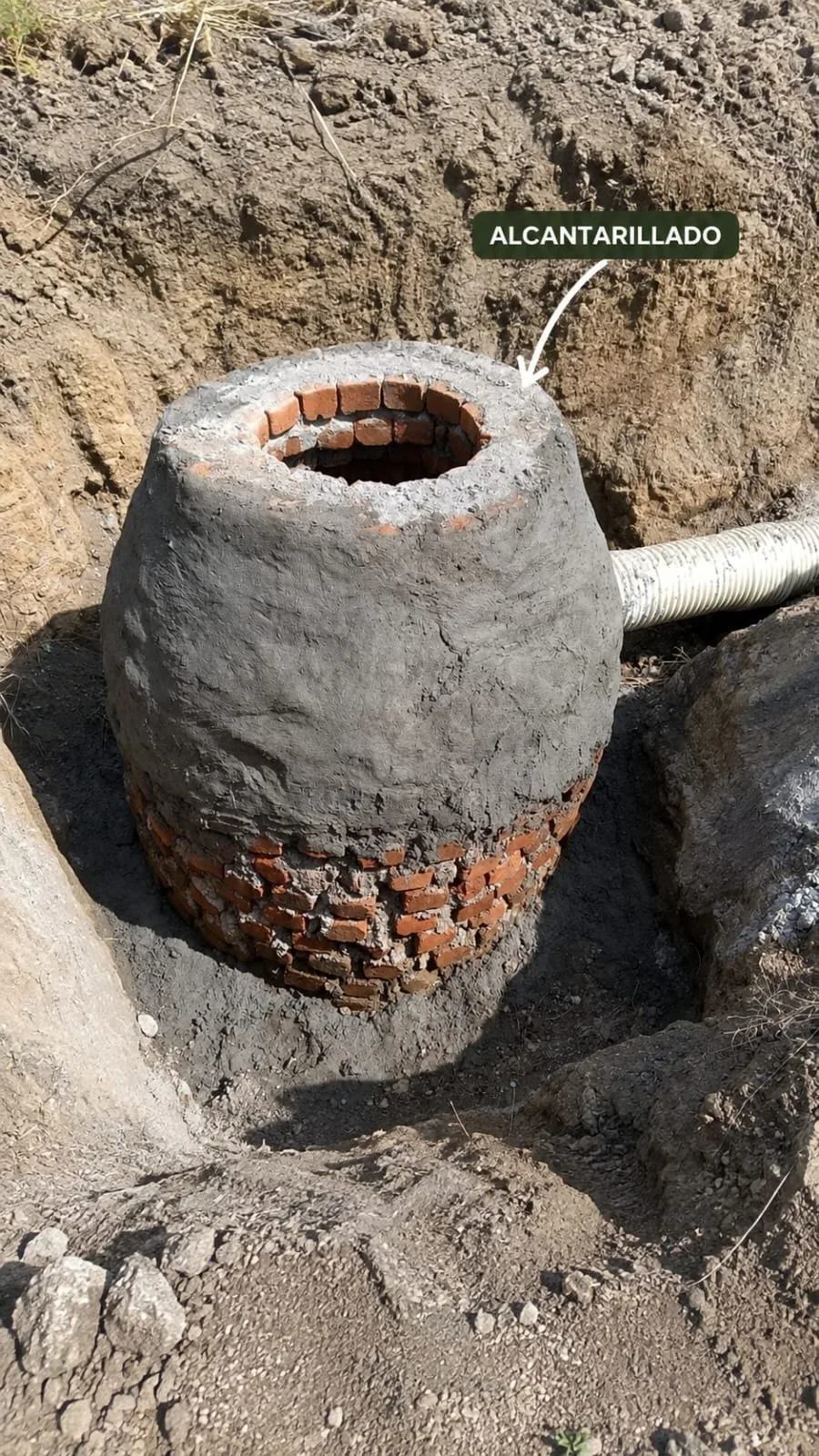 Fotografía de estructura identificada en el material como alcantarillado
